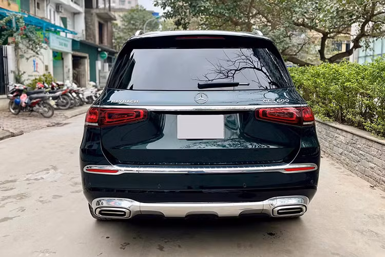 Bên cạnh đó, xe còn có cửa sổ trời toàn cảnh Panorama, hệ thống âm thanh vòm Burmester 3D cao cấp với 27 loa, công suất 1.590 W, đèn Ambient Light LED 64 màu chạy dọc khoang nội thất. Mercedes-Maybach GLS được trang bị động cơ 4.0L V8 tăng áp kép, cho công suất 550 mã lực và mô-men xoắn 730 Nm. 