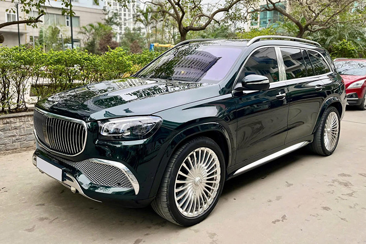 Một showroom chuyên kinh doanh xe cũ đang rao bán một chiếc Mercedes-Maybach GLS 600 2022 nhập Mỹ với mức giá khoảng 9,xxx tỷ đồng. Người bán cho biết, xe sở hữu ngoại thất màu xanh ngọc lục bảo sang trọng, trong khi nội thất được phối giữa hai tông màu trắng kem Mahogany và nâu đỏ Macchiato Beige. 