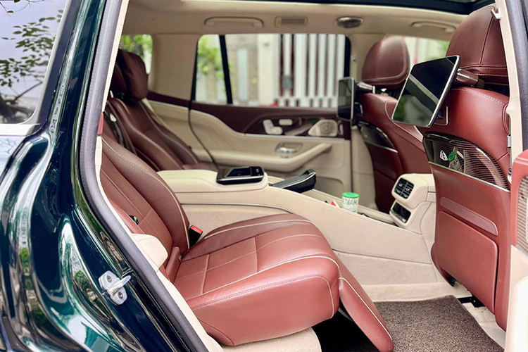 Ghế trước chỉnh điện 14 hướng, bọc da Nappa dày dặn, có thông gió, sưởi, làm mát và massage. Đặc biệt, GLS Maybach sở hữu nước hoa osmanthus trắng được điều chế riêng, tạo mùi hương sang trọng cho khoang cabin. Hàng ghế sau chính là điểm nhấn đặc biệt của GLS Maybach với hai ghế thương gia có khả năng ngả lưng tối ưu, tích hợp đệm đỡ bắp đùi, đảm bảo sự thoải mái tuyệt đối.