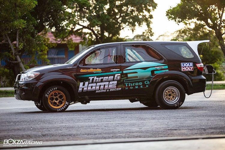 Bắt đầu từ ngoại hình, thân xe nguyên bản của Fortuner đã gần như được ASA giữ nguyên thiết kế. Điểm khác biệt rõ nhất của bản độ chỉ nằm ở lưới tản nhiệt bị loại bỏ, cánh đuôi bằng nhôm trên kính sau và chiếc dù giảm tốc treo ở đuôi xe của hãng Simpson. Ngoài ra "dàn chân" của chiếc xe Toyota Fortuner độ khủng này cũng được thay đổi hoàn toàn.