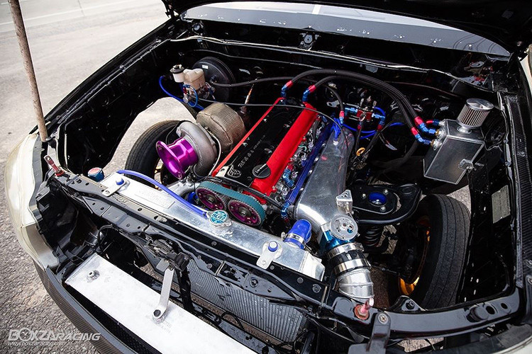 Để xăng luôn được bơm đủ cho động cơ, ASA đã sử dụng bơm Bosch 044, dẫn qua hệ thống ống Aeromotive tới các kim phun Sard 1.000cc. Hệ thống nhiên liệu này được điều khiển thông qua ECU HKS F-Con Vpro 3.3. Với áp suất turbo 2,5 bar, cấu hình động cơ này của ASA có thể đem tới cho Fortuner sức mạnh ngoài 800 mã lực.