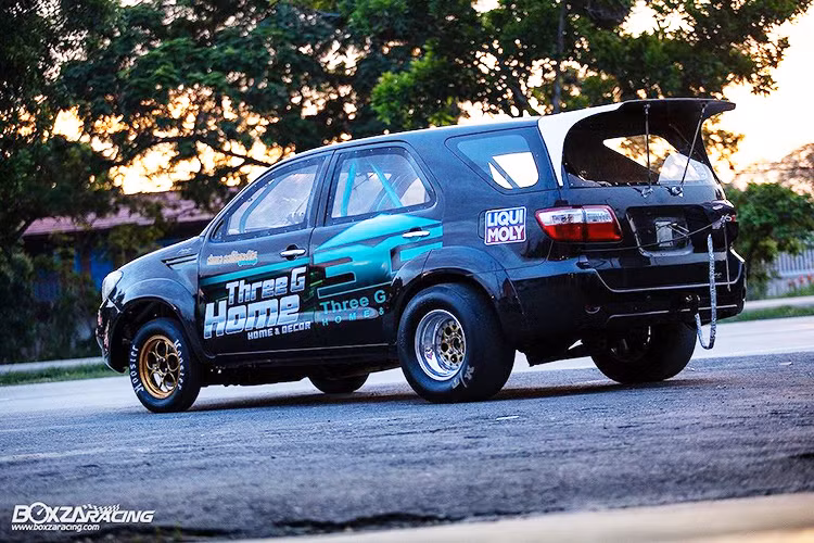 Để có thể giữ được tính cạnh tranh trên đường đua ở bất kỳ thể thức nào, giảm trọng lượng tối đa là việc làm không thể bỏ qua. Chính vì vậy, ASA đã thay toàn bộ cản trước, nắp ca-pô, dè trước, 4 cánh cửa và cản sau của chiếc Fortuner nguyên bản bằng loại siêu nhẹ làm từ sợi carbon...