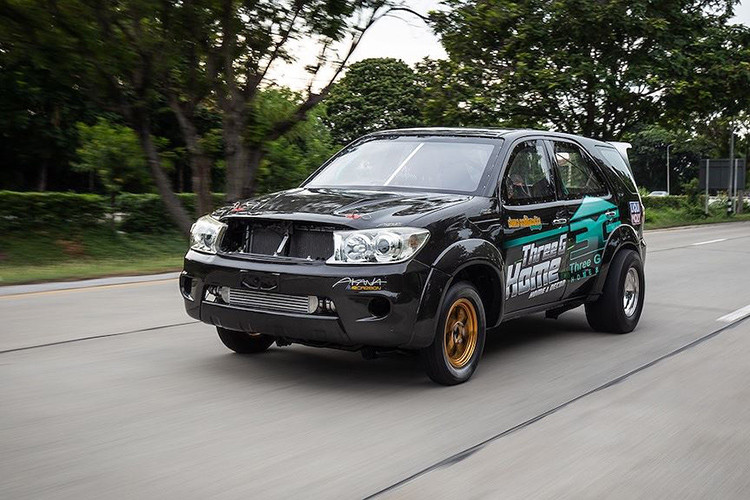 Ngoài dù Simpson ở phía sau, tay đua điều khiển chiếc Fortuner này còn phải giảm tốc thông qua phanh trước của Toyota Corolla AE86 và phanh sau từ Nissan Skyline R32 GT-R. Với mục đích đua drag, ASA cũng loại bỏ hoàn toàn hệ thống treo của Fortuner nguyên bản, thay vào đó là các giảm xóc JEGS và lò xo Dobison. Với cấu hình này, bản độ của ASA có thể chạy hết đường thẳng 400m chỉ trong 8,9 giây.