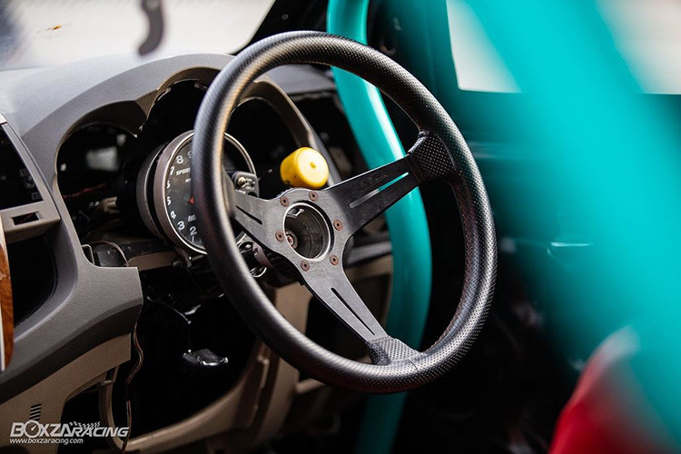 Không gian nội thất vốn dành cho 7 người nay chỉ còn lại duy nhất một chiếc ghế đua Kirkey 415 dành cho người lái, đi kèm với dây đai an toàn 5 điểm. Nằm ở vị trí khoang hành lý nguyên bản trên Fortuner là một bình xăng đua cỡ lớn. Nằm phía trước tay đua là vô-lăng Nardi và đồng hồ báo tua lớn, ngay bên cạnh là 3 đồng hồ Defi cùng cụm công tắc điện trên bảng điều khiển trung tâm.