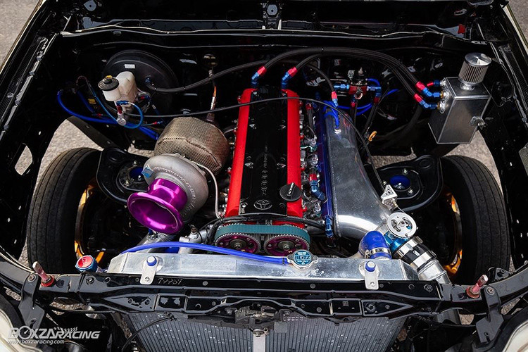 Nằm dưới nắp ca-pô bằng sợi carbon này là cỗ máy 6 xi-lanh thẳng hàng tăng áp mang mã hiệu 2JZ-GTE - Với động cơ này, ASA đã chỉ giữ lại lốc máy nguyên bản, kết hợp với các piston của Wiseco và tay biên BC siêu bền. Khí nạp được hút vào turbo cỡ lớn GReddy T88-38gk thông qua cổ hút ACL, sau đó dẫn qua bộ két giải nhiệt HKS trước khi tới họng ga RC Turbo đường kính lên tới 8cm.