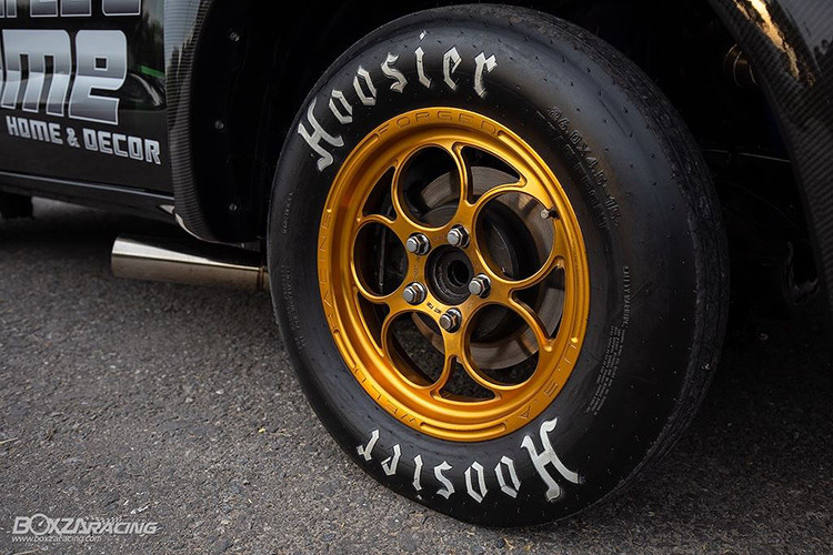 Toàn bộ nguồn sức mạnh này được dẫn tới bánh sau thông qua hộp số BGM Pro Ratchet. Để có thể chịu được công suất khổng lồ, bánh sau đã được thay mâm Weld Racing có đường kính chỉ 10 inch, nhưng đi kèm với chiếc lốp "béo" Mickey Thompson. Để giảm tối đa độ cản lăn, bánh trước chỉ sử dụng vành Weld kèm lốp Hoosier bản mỏng.