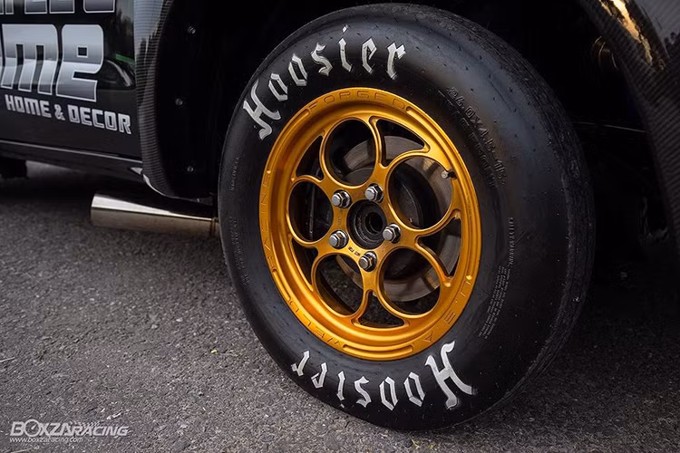 Toàn bộ nguồn sức mạnh này được dẫn tới bánh sau thông qua hộp số BGM Pro Ratchet. Để có thể chịu được công suất khổng lồ, bánh sau đã được thay mâm Weld Racing có đường kính chỉ 10 inch, nhưng đi kèm với chiếc lốp "béo" Mickey Thompson. Để giảm tối đa độ cản lăn, bánh trước chỉ sử dụng vành Weld kèm lốp Hoosier bản mỏng.