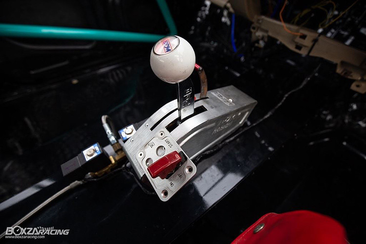 Trong khi đó, thay vào vị trí của cụm nút điều hòa là bộ điều khiển áp suất tăng áp Greedy Profec II. Bao xung quanh khoang lái là hệ thống khung giằng không chỉ có tác dụng bảo vệ tay đua khi tai nạn, mà còn gia cường độ cứng cho thân xe. Hộp số xe cũng được làm mới đặc biệt.