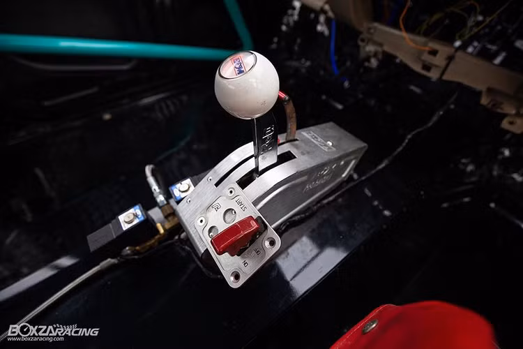 Trong khi đó, thay vào vị trí của cụm nút điều hòa là bộ điều khiển áp suất tăng áp Greedy Profec II. Bao xung quanh khoang lái là hệ thống khung giằng không chỉ có tác dụng bảo vệ tay đua khi tai nạn, mà còn gia cường độ cứng cho thân xe. Hộp số xe cũng được làm mới đặc biệt.