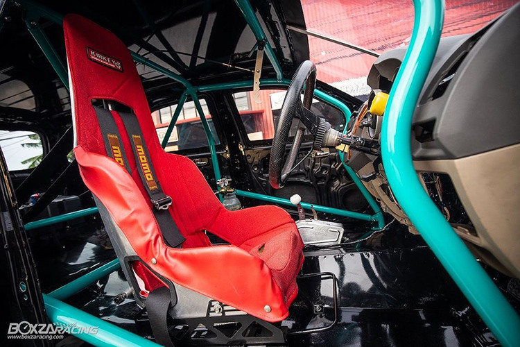 Bên trong cabin của chiếc Toyota Fortuner 800 mã lực này, chỉ còn duy nhất bảng táp-lô của chiếc Fortuner nguyên bản được giữ lại. Mọi ghế ngồi cùng các chi tiết tiện nghi và những lớp cách âm, ốp trang trí... khác đã bị vứt bỏ hoàn toàn, khiến Fortuner chỉ còn trơ lại vỏ ở bên trong.