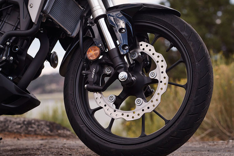 Tương tự đàn em CB150R Exmotion, Honda CB300R phiên bản nâng cấp 2019 cũng sở hữu cặp phuộc hành trình ngược đường kính 41 mm của Showa. Hệ thống phanh ABS 2 kênh với bộ phanh đĩa đơn đường kính 296 mm ở phía trước cùng với kẹp phanh 4 pistoncủa Nissin.