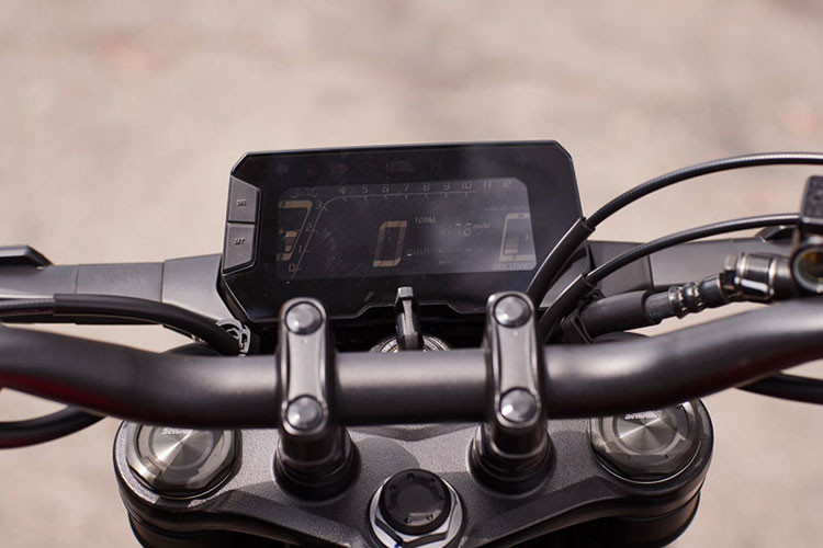 CB300R phiên bản 2019 vẫn được trang bị đồng hồ hiển thị dạng LCD hoàn toàn mới, với chức năng hiển thị cấp số, đèn báo sang số... Các nút bấm của xe khá tiện dụng và dễ dàng sử dụng do không có gì thay đổi so với những đàn anh môtô mới hiện nay của gia đình Honda. 