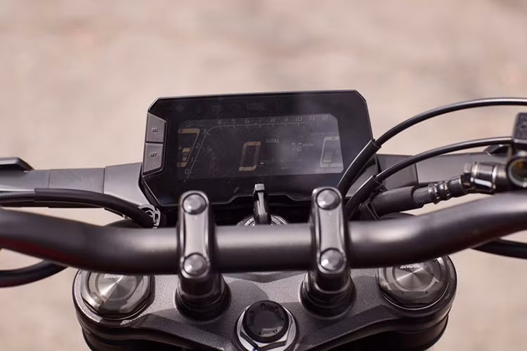 CB300R phiên bản 2019 vẫn được trang bị đồng hồ hiển thị dạng LCD hoàn toàn mới, với chức năng hiển thị cấp số, đèn báo sang số... Các nút bấm của xe khá tiện dụng và dễ dàng sử dụng do không có gì thay đổi so với những đàn anh môtô mới hiện nay của gia đình Honda. 