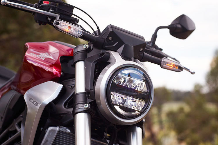 Về thiết kế, Neo Sport Cafe cỡ nhỏ Honda CB300R cũng được trang bị các hệ thống đèn chiếu sáng bằng LED hiện đại. Xe được trang bị bình xăng gồ ghề và cơ bắp cùng đuôi xe ngắn..., những chi tiết này mang đến vẻ ngoài hoài cổ và tối giản cho Honda CB300R mới.