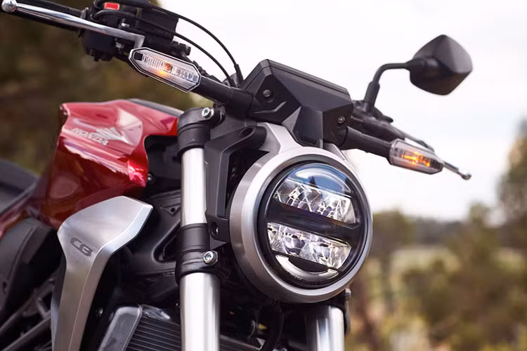 Về thiết kế, Neo Sport Cafe cỡ nhỏ Honda CB300R cũng được trang bị các hệ thống đèn chiếu sáng bằng LED hiện đại. Xe được trang bị bình xăng gồ ghề và cơ bắp cùng đuôi xe ngắn..., những chi tiết này mang đến vẻ ngoài hoài cổ và tối giản cho Honda CB300R mới.