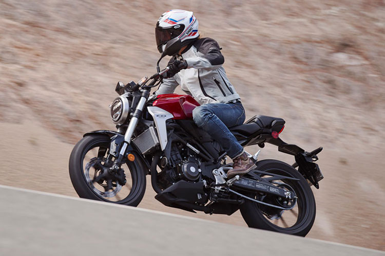 Tại thị trường nước bạn Thái Lan, mẫu xe này sẽ được bán ra với 3 màu chủ đạo là đỏ, đen và xanh. Giá xe Honda CB300R 2019 khoảng 149.800 Bạt Thái (tương đương với khoảng 113 triệu đồng) bán ra từ 8/7 năm nay.