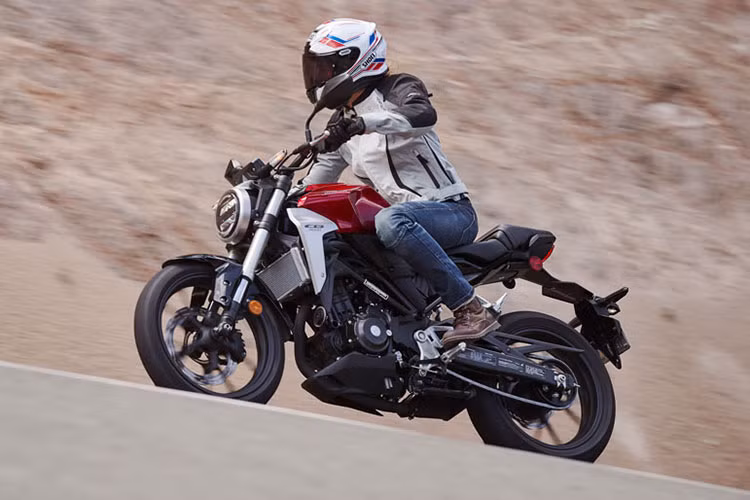 Tại thị trường nước bạn Thái Lan, mẫu xe này sẽ được bán ra với 3 màu chủ đạo là đỏ, đen và xanh. Giá xe Honda CB300R 2019 khoảng 149.800 Bạt Thái (tương đương với khoảng 113 triệu đồng) bán ra từ 8/7 năm nay.