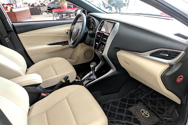 Hệ thông thông tin giải trí của xe có thể kể đến màn hình 7 inch của hệ thống thông tin giải trí và dàn âm thanh 6 loa... Về trang bị an toàn, Toyota Yaris 2018 về Việt Nam cũng sẽ có hệ thống chống bó cứng phanh ABS, phân bổ lực phanh điện tử EBD, trợ lực phanh BA, cân bằng điện tử, hỗ trợ khởi hành ngang dốc và 7 túi khí.