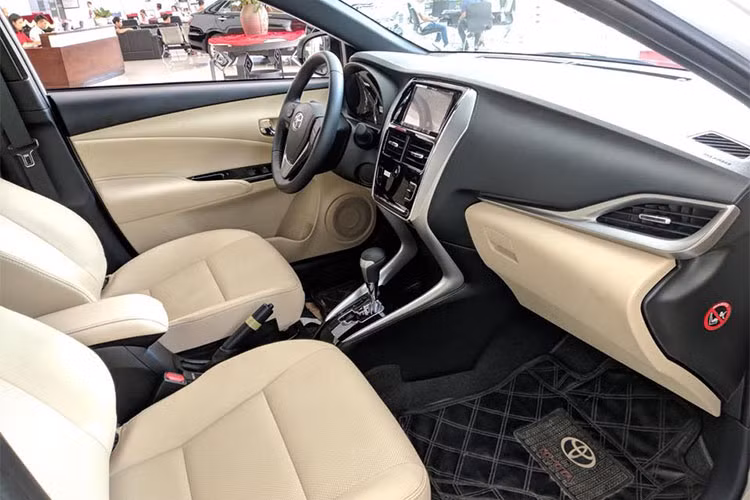 Hệ thông thông tin giải trí của xe có thể kể đến màn hình 7 inch của hệ thống thông tin giải trí và dàn âm thanh 6 loa... Về trang bị an toàn, Toyota Yaris 2018 về Việt Nam cũng sẽ có hệ thống chống bó cứng phanh ABS, phân bổ lực phanh điện tử EBD, trợ lực phanh BA, cân bằng điện tử, hỗ trợ khởi hành ngang dốc và 7 túi khí.