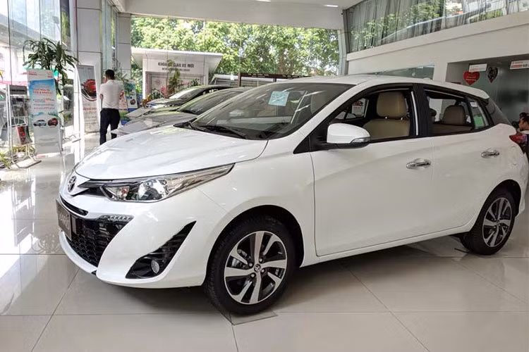 Mẫu xe Toyota Yaris 2018 vẫn chưa chính thức ra mắt thị trường Việt Nam cùng người anh em Vios nâng cấp. Thế nhưng, trước giờ G, những chiếc Toyota Yaris 2018 đã đồng loạt xuất hiện tại các đại lý tại Việt Nam. Theo các nhân viên tại đây cho hay, xe sẽ được giao trong tháng 8/2018.