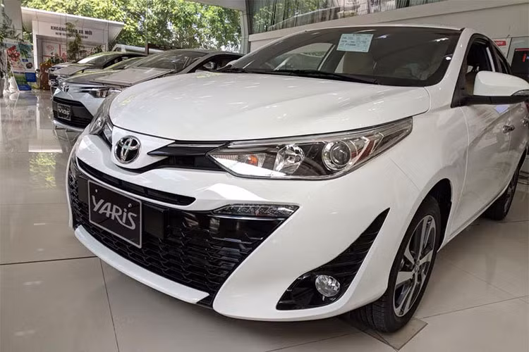 Bên sườn của mẫu xe Toyota Yaris hatchback phiên bản 2018 này cũng có một số thay đổi như đường viền cửa sổ hất cao lên ở cuối và bộ vành hợp kim 15 inch. Trong khi đó, nóc xe dốc xuống ở cột C, mang đến thiết kế mượt mà và thể thao hơn cho xe. Các cột đều được sơn màu đen khiến nóc xe như nằm lơ lửng trên không trung.