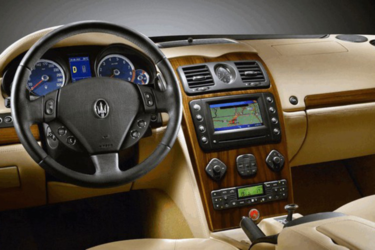 Thế hệ thứ năm của Quattroporte mang mã M139 ra mắt tại triển lãm ô tô Frankfurt vào ngày 9 tháng 9 năm 2003 và ra mắt tại Hoa Kỳ tại Pebble Beach Concours d'Elegance năm 2003. Thiết kế ngoại thất và nội thất do Ken Okuyama, nhà thiết kế chính của Pininfarina phụ trách.