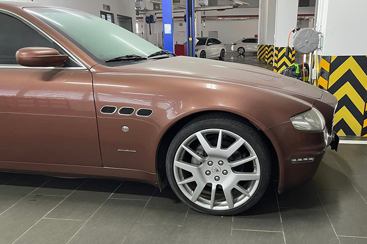 Theo tìm hiểu của chúng tôi, chiếc xe Maserati Quattroporte của Đặng Lê Nguyên Vũ mới tậu này có màu nâu và sau thời gian hàng chục năm ở trong garage xe của đại gia Hải Phòng, nó đã chính thức được vận chuyển về kho xe Trung Nguyên và sẽ không còn chiếc biển số huyền thoại 16N-3838 "biển cặp ông địa nhỏ". 