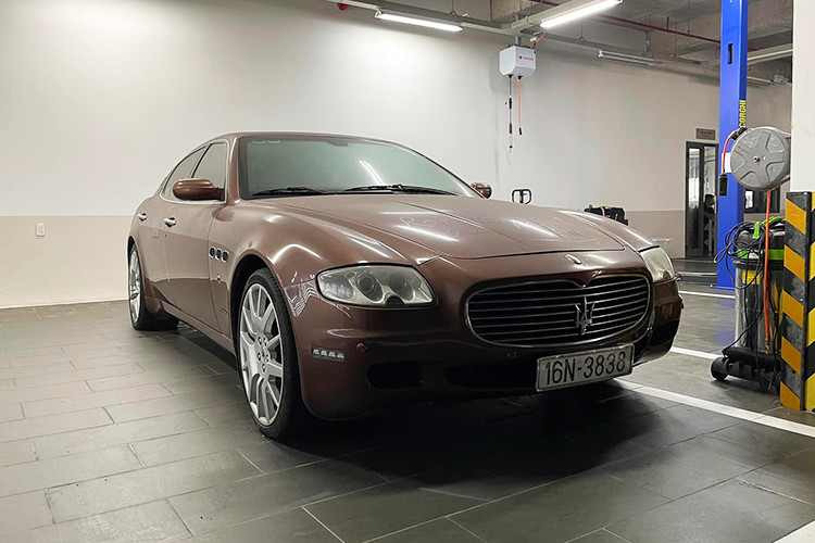 Maserati Quattroporte ban đầu chỉ được cung cấp với một cấu hình duy nhất, được trang bị hộp số sàn tự động, được bán trên thị trường với tên gọi DuoSelect. Quattroporte DuoSelect cơ sở có lưới tản nhiệt mạ crôm với các thanh ngang, hệ thống treo thích ứng, được bán trên thị trường với tên gọi Skyhook, đĩa phanh 330 mm với bốn kẹp phanh piston ở mỗi bánh. 