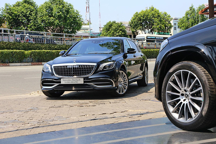 Chiếc xe siêu sang Mercedes-Maybach S-Class 2019 đầu tiên về Việt Nam thuộc phiên bản S450 4Matic. Dòng xe Mercedes-Maybach S450 4Matic trước đó từng được ra mắt chính hãng cũng đã các doanh nhân Việt rất ưa chuộng với không dưới 200 chiếc lăn bánh tại dải đất hình chữ S.