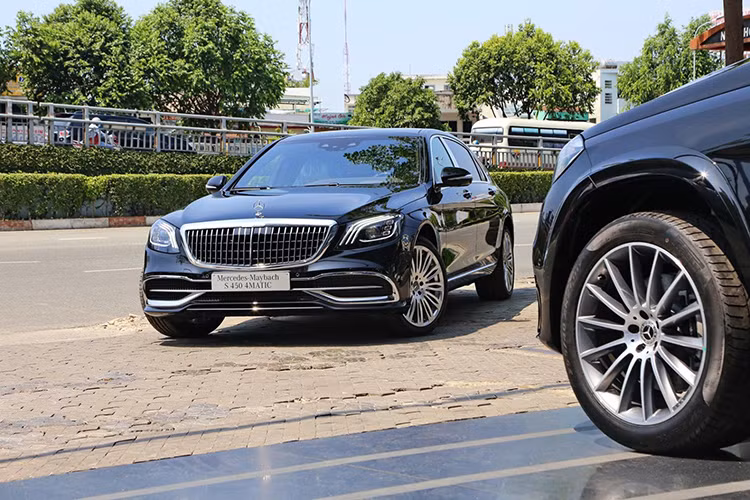 Chiếc xe siêu sang Mercedes-Maybach S-Class 2019 đầu tiên về Việt Nam thuộc phiên bản S450 4Matic. Dòng xe Mercedes-Maybach S450 4Matic trước đó từng được ra mắt chính hãng cũng đã các doanh nhân Việt rất ưa chuộng với không dưới 200 chiếc lăn bánh tại dải đất hình chữ S.