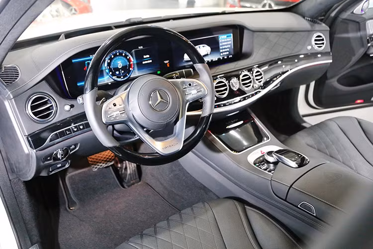 Bên trong khoang lái Mercedes-Maybach S450 4Matic 2019 chính hãng đầu tiên về Việt Nam mới tậu có đầy đủ các trang bị cao cấp như 2 hàng ghế sau có thể ngả tối đa 43,5 độ, tích hợp đệm đỡ bắp chân, nhớ vị trí và mát-xa. Gỗ dùng để ốp nội thất Mercedes-Maybach S450 là loại Designo chuyên dùng sản xuất đàn Pianno.