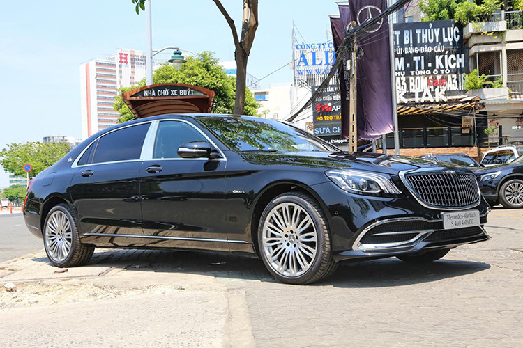 Mercedes-Maybach S450 4Matic 2019 chính hãng đầu tiên về Việt Nam vẫn được trang bị động cơ xăng V6, tăng áp kép, dung tích 3.0 lít, sản sinh công suất tối đa 367 mã lực và mô-men xoắn cực đại 500 Nm. Sức mạnh được truyền tới cả 4 bánh thông qua hộp số tự động 9 cấp, giúp nó chỉ mất khoảng thời gian 5,9 giây để tăng tốc từ vị trí đứng yên lên 100 km/h trước khi đạt vận tốc tối đa 250 km/h.
