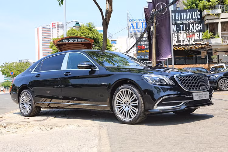 Mercedes-Maybach S450 4Matic 2019 chính hãng đầu tiên về Việt Nam vẫn được trang bị động cơ xăng V6, tăng áp kép, dung tích 3.0 lít, sản sinh công suất tối đa 367 mã lực và mô-men xoắn cực đại 500 Nm. Sức mạnh được truyền tới cả 4 bánh thông qua hộp số tự động 9 cấp, giúp nó chỉ mất khoảng thời gian 5,9 giây để tăng tốc từ vị trí đứng yên lên 100 km/h trước khi đạt vận tốc tối đa 250 km/h.