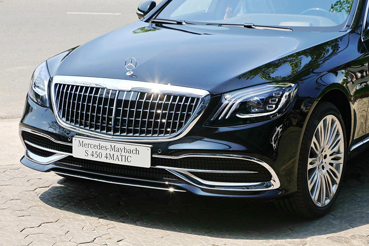 Điểm khác biệt dễ nhận ra nhất của Mercedes-Maybach S450 4Matic đời cũ và Mercedes-Maybach S450 4Matic 2019 chính là lưới tản nhiệt của xe được thiết kế lại hoàn toàn. Thay cho lưới tản nhiệt 3 thanh ngang mạ crôm ở bản cũ, Mercedes-Maybach S450 4Matic 2019 có lưới tản nhiệt dạn thanh nan dọc.