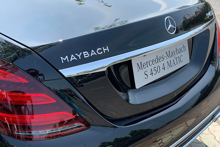 Đuôi xe không thay đổi nhiều so với phiên bản trước với đèn Led dạng 3 thanh nằm sát nhau. Mâm xe với thiết kế không thay đổi dạng hợp kim đa chấu có kích thước tùy chọn từ 17 – 20 inch mang phong cách sang trọng và đẳng cấp. Dòng chữ "Maybach" cũng xuất hiện trên nắp cốp và 4 ống xả với khung mạ crôm kéo dài theo chiều rộng của đuôi xe.