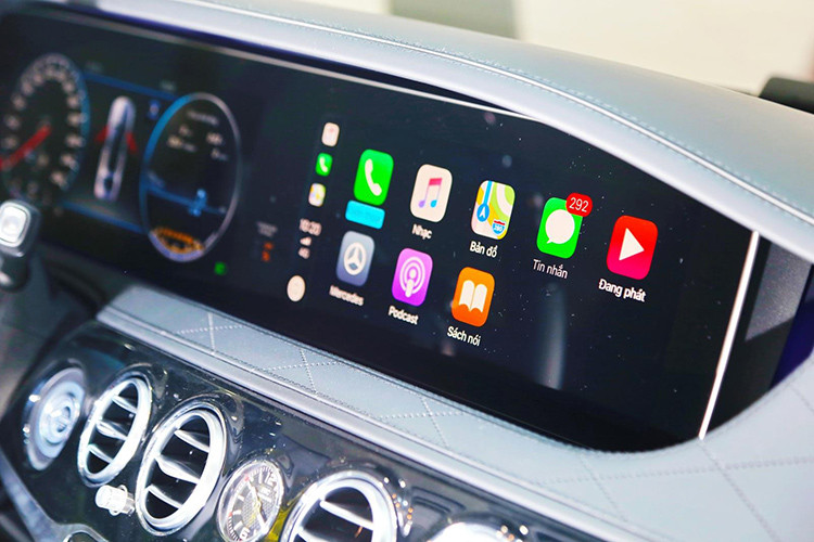 Giữa 2 hàng ghế thương gia của hành khách là các vật dụng như bộ ly champagne bằng bạc được chế tác bởi Robbe &amp; Berking cùng ngăn đựng ly thiết kế tinh xảo, tủ lạnh 8,5 lít, bàn gấp và hệ thống giải trí với đầu đọc Blue-Ray.