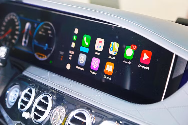 Giữa 2 hàng ghế thương gia của hành khách là các vật dụng như bộ ly champagne bằng bạc được chế tác bởi Robbe &amp; Berking cùng ngăn đựng ly thiết kế tinh xảo, tủ lạnh 8,5 lít, bàn gấp và hệ thống giải trí với đầu đọc Blue-Ray.