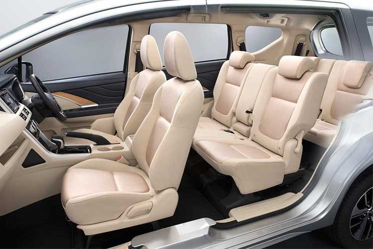 Hàng ghế thứ 2 rộng rãi cho 3 người ngồi, có thể gập gọn theo tỉ lệ 40 – 60 để người dùng vào hàng ghế thứ 3. Hàng ghế cuối có thiết kế 2 chỗ ngồi, gập xuống được theo tỉ lệ 50 – 50 giúp gia tăng khoảng không gian chứa đồ. Các trang bị khác gồm chìa khóa thông minh, bảng đồng hồ lái tích hợp màn hình thông tin đa sắc MID…