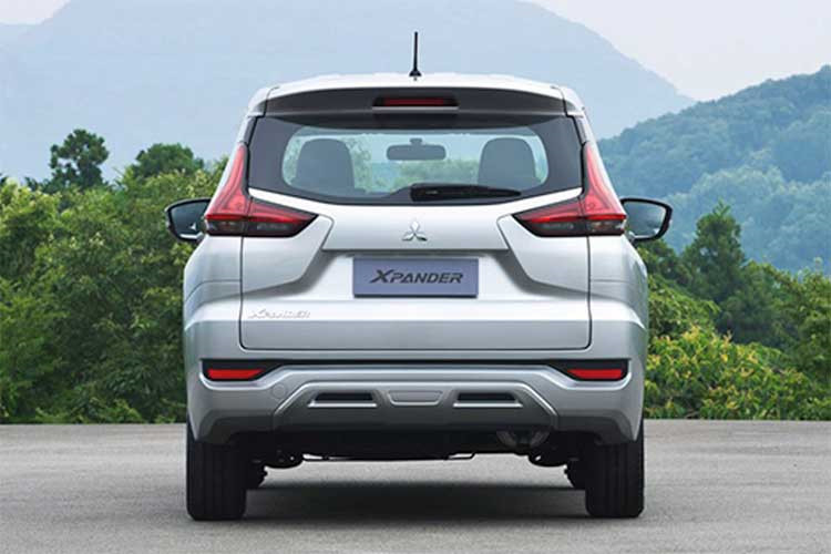 Ở phía sau, cụm đèn hậu được trang bị dạng LED có thiết kế giống y phiên bản XM Concept. Chạy dọc 2 bên thân xe là đường gân dập chìm thể hiện sự mạnh mẽ. Mâm xe kích thước 15 inch trên phiên bản GLS và 16 inch trên phiên bản cao cấp đi kèm lốp Dunlop kích thước 205/55.