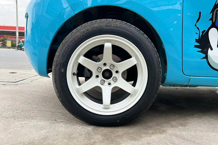 Điểm đặc biệt nhất trên mẫu xe này là cửa lùa phía sau bên phụ, tương tự các dòng xe MPV/Minivan như Kia Carnival. Điều này không chỉ giúp hành khách lên xuống dễ dàng mà còn tạo sự tiện lợi trong không gian chật hẹp. Đặc biệt, khi mở cả hai cửa trước và sau bên phụ, xe không có cột B chịu lực, mang lại cảm giác thoáng đãng hơn.