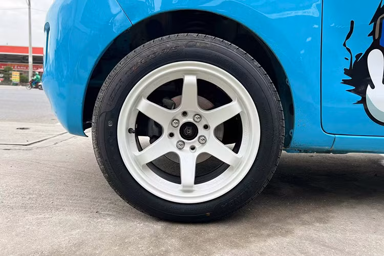 Điểm đặc biệt nhất trên mẫu xe này là cửa lùa phía sau bên phụ, tương tự các dòng xe MPV/Minivan như Kia Carnival. Điều này không chỉ giúp hành khách lên xuống dễ dàng mà còn tạo sự tiện lợi trong không gian chật hẹp. Đặc biệt, khi mở cả hai cửa trước và sau bên phụ, xe không có cột B chịu lực, mang lại cảm giác thoáng đãng hơn.