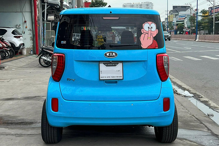 Kia Ray 2012 được trang bị động cơ xăng 1.0L tăng áp, cho công suất 106 mã lực và mô-men xoắn cực đại 137 Nm, kết hợp hộp số tự động CVT. Với mức giá 400 triệu đồng, đây là lựa chọn hấp dẫn dành cho những gia đình nhỏ cần một chiếc xe nhỏ gọn, linh hoạt trong đô thị nhưng vẫn đáp ứng yêu cầu về sự rộng rãi và thực dụng.