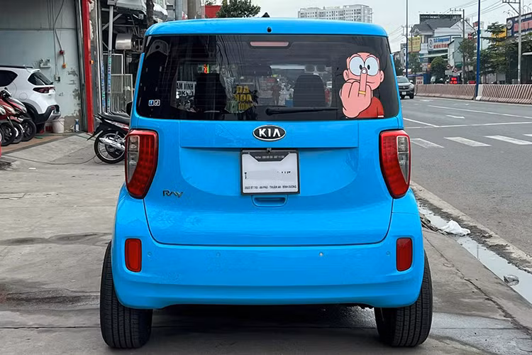 Kia Ray 2012 được trang bị động cơ xăng 1.0L tăng áp, cho công suất 106 mã lực và mô-men xoắn cực đại 137 Nm, kết hợp hộp số tự động CVT. Với mức giá 400 triệu đồng, đây là lựa chọn hấp dẫn dành cho những gia đình nhỏ cần một chiếc xe nhỏ gọn, linh hoạt trong đô thị nhưng vẫn đáp ứng yêu cầu về sự rộng rãi và thực dụng.