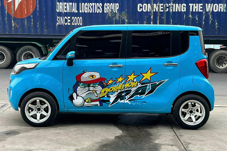 Dù không cung cấp chi tiết về tình trạng kỹ thuật của chiếc Kia Ray 2012 đời cũ này, nhưng thông qua hình ảnh đăng tải, ngoại thất xe được đánh giá ở mức khá. Lớp sơn màu xanh da trời khá đặc biệt, kết hợp với màu trắng ở mâm xe và chi tiết mạ crom tạo điểm nhấn vẫn giữ được độ bóng nhất định.