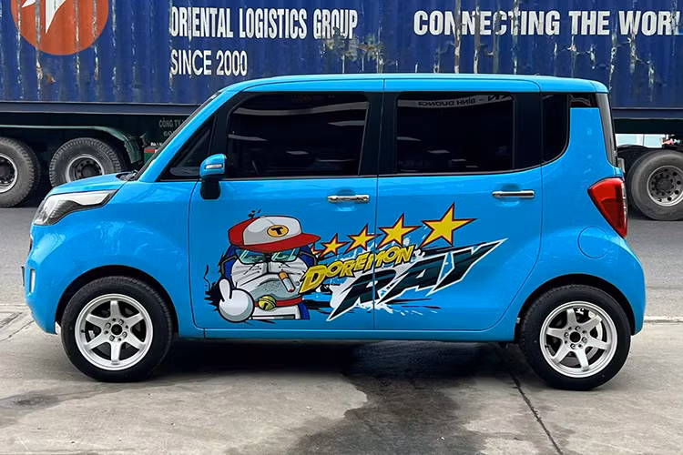 Dù không cung cấp chi tiết về tình trạng kỹ thuật của chiếc Kia Ray 2012 đời cũ này, nhưng thông qua hình ảnh đăng tải, ngoại thất xe được đánh giá ở mức khá. Lớp sơn màu xanh da trời khá đặc biệt, kết hợp với màu trắng ở mâm xe và chi tiết mạ crom tạo điểm nhấn vẫn giữ được độ bóng nhất định.