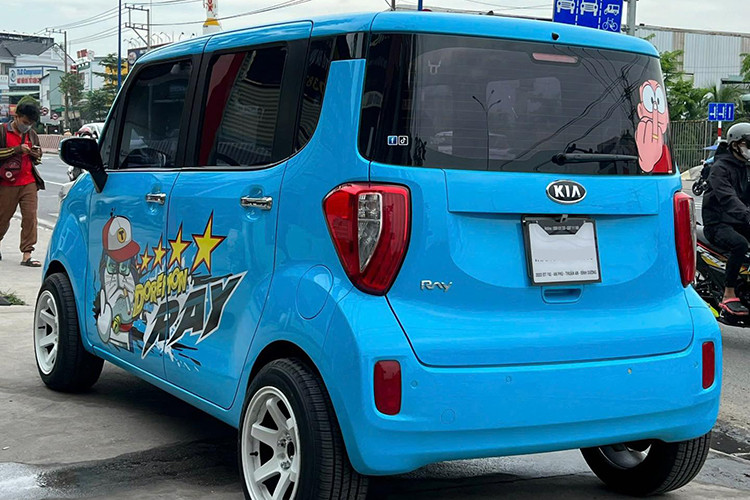 Kia Ray 2012 cỡ nhỏ mang thiết kế vuông vức kiểu Kei-car với kích thước nhỏ gọn (3.595 x 1.595 x 1.700 mm) tương đương với Kia Morning nhưng chiều cao lớn hơn giúp mở rộng không gian nội thất.