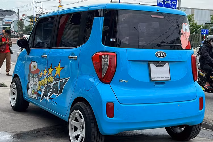 Kia Ray 2012 cỡ nhỏ mang thiết kế vuông vức kiểu Kei-car với kích thước nhỏ gọn (3.595 x 1.595 x 1.700 mm) tương đương với Kia Morning nhưng chiều cao lớn hơn giúp mở rộng không gian nội thất.