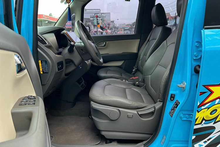 Nội thất xe được bọc da màu đen chủ đạo còn giữ được độ bền khá tốt sau hơn một thập kỷ sử dụng. Vô-lăng và ghế ngồi có dấu hiệu nhẵn bóng do tần suất sử dụng cao nhưng không xuất hiện vết nhăn hay rách lớn.