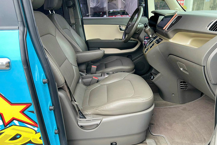 Một điểm cộng thú vị là ghế phụ có thể gập phẳng tạo thành chỗ duỗi chân cho hành khách phía sau, mang lại cảm giác sang trọng giống các dòng xe cao cấp như Rolls-Royce hay Mercedes-Maybach.