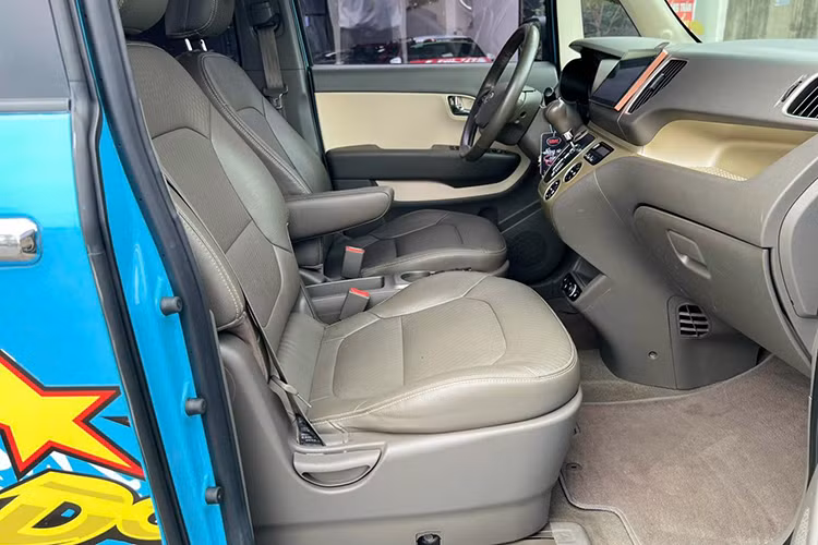 Một điểm cộng thú vị là ghế phụ có thể gập phẳng tạo thành chỗ duỗi chân cho hành khách phía sau, mang lại cảm giác sang trọng giống các dòng xe cao cấp như Rolls-Royce hay Mercedes-Maybach.